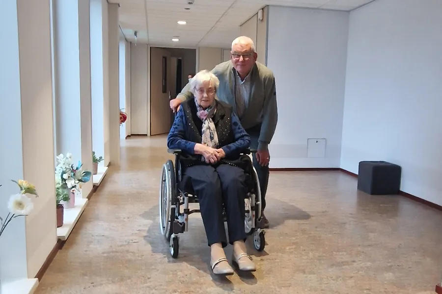 Vrijwilliger Willem Hamerlinck en bewoonster mevrouw De Wit