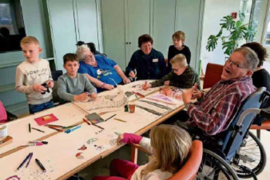 Dirk Weeshoff tussen de kinderen. Foto: Mitzie Meijerhof