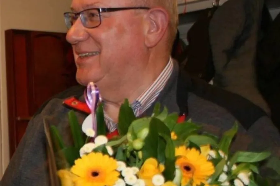 vrijwilliger met bloemen