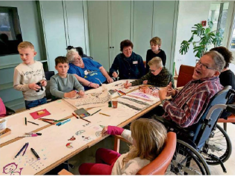 Dirk Weeshoff tussen de kinderen. Foto: Mitzie Meijerhof