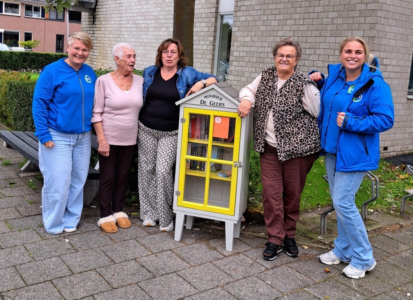 Bankje en buurtbieb verbindt buurtbewoners Breedweer