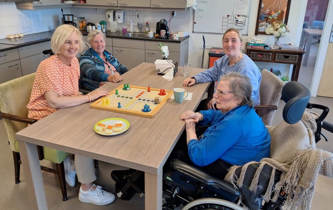 Mantelzorgers helpen in de huiskamer bij ViVa! Elsanta